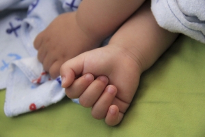 baby-hand-1439524-m Zarděnky neboli růžovka patří mezi typické dětské nemoci, mohou se jimi nakazit také dospělí.